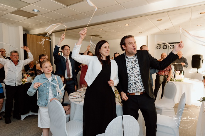 Indoor wedding reception in small venue. Mariage à l'Auberge des Îles au Lac-Saint-Jean. Photographe de mariage au Saguenay-Lac-Saint-Jean.