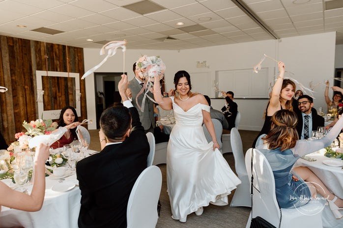 Indoor wedding reception in small venue. Mariage à l'Auberge des Îles au Lac-Saint-Jean. Photographe de mariage au Saguenay-Lac-Saint-Jean.