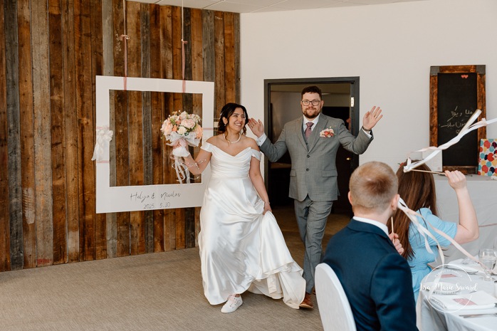 Indoor wedding reception in small venue. Mariage à l'Auberge des Îles au Lac-Saint-Jean. Photographe de mariage au Saguenay-Lac-Saint-Jean.