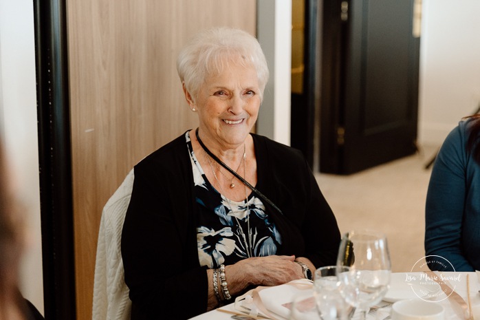Indoor wedding reception in small venue. Mariage à l'Auberge des Îles au Lac-Saint-Jean. Photographe de mariage au Saguenay-Lac-Saint-Jean.