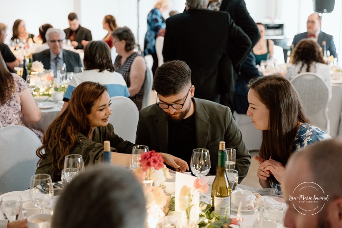 Indoor wedding reception in small venue. Mariage à l'Auberge des Îles au Lac-Saint-Jean. Photographe de mariage au Saguenay-Lac-Saint-Jean.