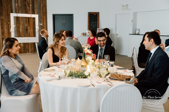 Indoor wedding reception in small venue. Mariage à l'Auberge des Îles au Lac-Saint-Jean. Photographe de mariage au Saguenay-Lac-Saint-Jean.