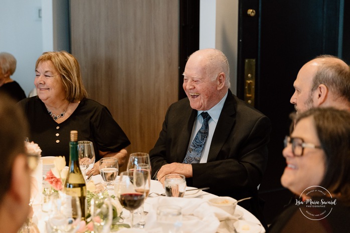 Indoor wedding reception in small venue. Mariage à l'Auberge des Îles au Lac-Saint-Jean. Photographe de mariage au Saguenay-Lac-Saint-Jean.