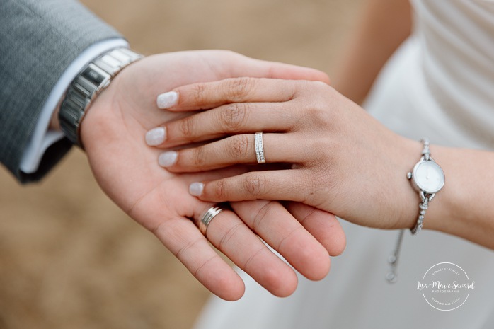 Beach wedding photos. Wedding photos on foggy beach. Mariage à l'Auberge des Îles au Lac-Saint-Jean. Photographe de mariage au Saguenay-Lac-Saint-Jean.