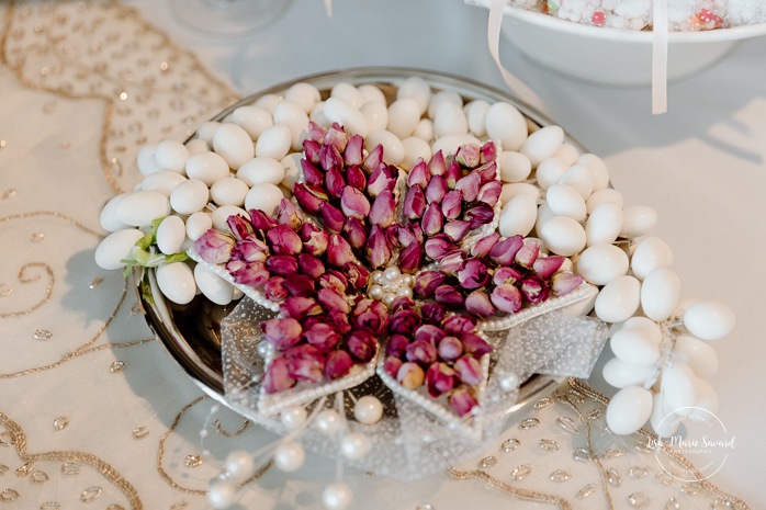 Spring wedding decor ideas. Mariage à l'Auberge des Îles au Lac-Saint-Jean. Photographe de mariage au Saguenay-Lac-Saint-Jean.