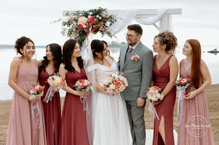 Beach wedding family photos. Wedding photos on foggy beach. Mariage à l'Auberge des Îles au Lac-Saint-Jean. Photographe de mariage au Saguenay-Lac-Saint-Jean.