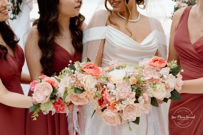 Beach wedding family photos. Wedding photos on foggy beach. Mariage à l'Auberge des Îles au Lac-Saint-Jean. Photographe de mariage au Saguenay-Lac-Saint-Jean.