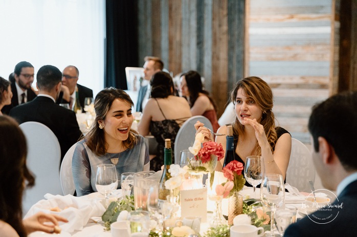 Indoor wedding reception in small venue. Mariage à l'Auberge des Îles au Lac-Saint-Jean. Photographe de mariage au Saguenay-Lac-Saint-Jean.