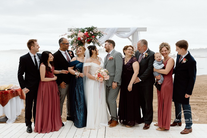 Beach wedding family photos. Wedding photos on foggy beach. Mariage à l'Auberge des Îles au Lac-Saint-Jean. Photographe de mariage au Saguenay-Lac-Saint-Jean.