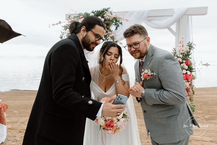 Beach wedding ceremony. Wedding photos on foggy beach. Mariage à l'Auberge des Îles au Lac-Saint-Jean. Photographe de mariage au Saguenay-Lac-Saint-Jean.