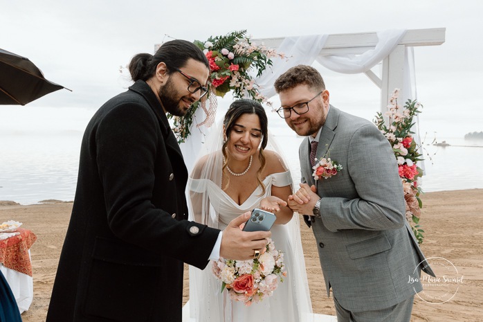 Beach wedding ceremony. Wedding photos on foggy beach. Mariage à l'Auberge des Îles au Lac-Saint-Jean. Photographe de mariage au Saguenay-Lac-Saint-Jean.