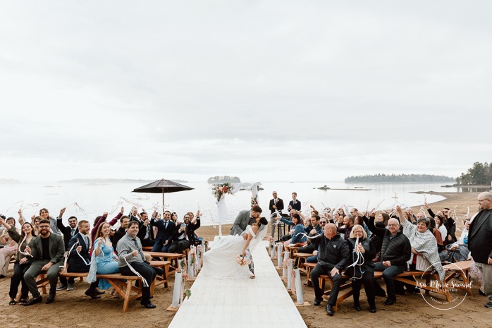 Beach wedding ceremony. Wedding photos on foggy beach. Mariage à l'Auberge des Îles au Lac-Saint-Jean. Photographe de mariage au Saguenay-Lac-Saint-Jean.