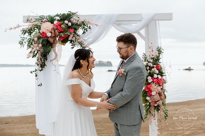 Beach wedding ceremony. Wedding photos on foggy beach. Mariage à l'Auberge des Îles au Lac-Saint-Jean. Photographe de mariage au Saguenay-Lac-Saint-Jean.