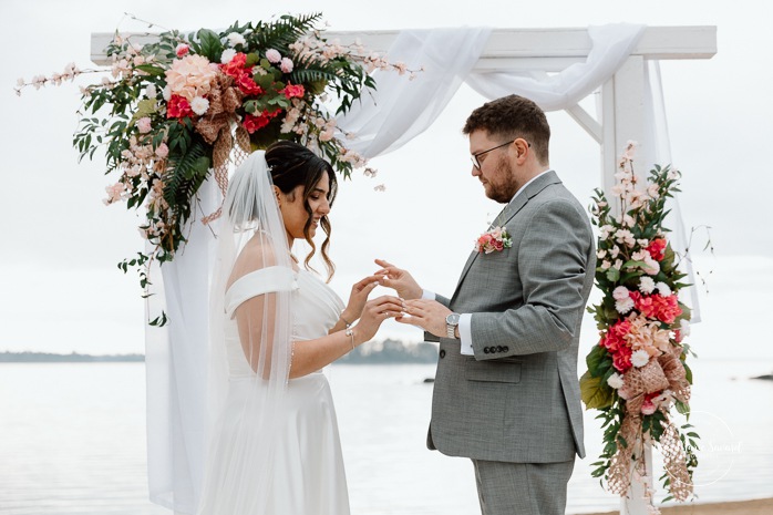 Beach wedding ceremony. Wedding photos on foggy beach. Mariage à l'Auberge des Îles au Lac-Saint-Jean. Photographe de mariage au Saguenay-Lac-Saint-Jean.