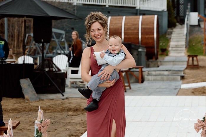 Beach wedding ceremony. Wedding photos on foggy beach. Mariage à l'Auberge des Îles au Lac-Saint-Jean. Photographe de mariage au Saguenay-Lac-Saint-Jean.