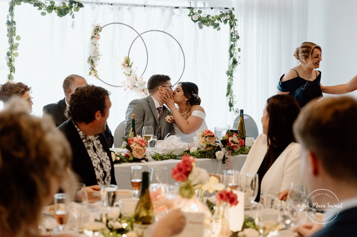 Indoor wedding reception in small venue. Mariage à l'Auberge des Îles au Lac-Saint-Jean. Photographe de mariage au Saguenay-Lac-Saint-Jean.