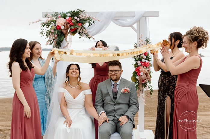 Iranian wedding sugar tradition. Beach wedding ceremony. Wedding photos on foggy beach. Mariage à l'Auberge des Îles au Lac-Saint-Jean. Photographe de mariage au Saguenay-Lac-Saint-Jean.