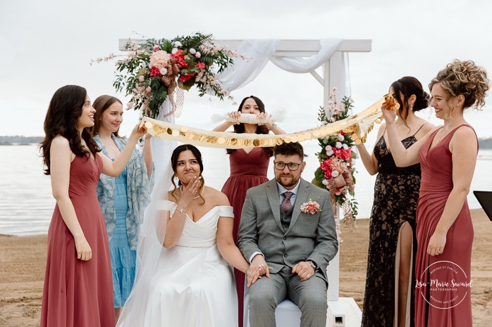 Iranian wedding sugar tradition. Beach wedding ceremony. Wedding photos on foggy beach. Mariage à l'Auberge des Îles au Lac-Saint-Jean. Photographe de mariage au Saguenay-Lac-Saint-Jean.