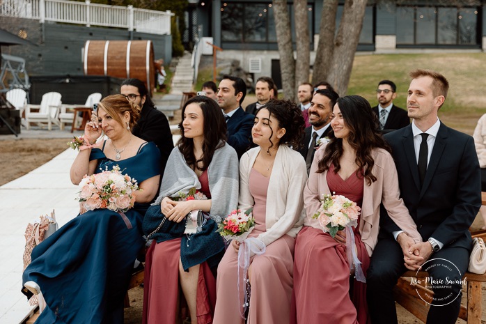 Beach wedding ceremony. Wedding photos on foggy beach. Mariage à l'Auberge des Îles au Lac-Saint-Jean. Photographe de mariage au Saguenay-Lac-Saint-Jean.