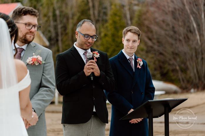 Beach wedding ceremony. Wedding photos on foggy beach. Mariage à l'Auberge des Îles au Lac-Saint-Jean. Photographe de mariage au Saguenay-Lac-Saint-Jean.