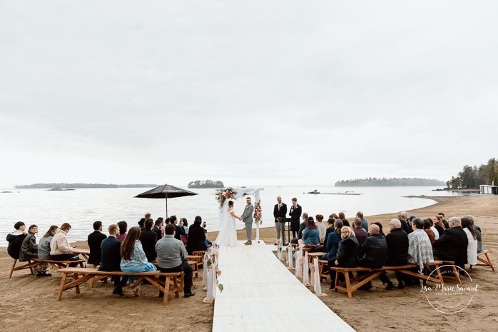 Beach wedding ceremony. Wedding photos on foggy beach. Mariage à l'Auberge des Îles au Lac-Saint-Jean. Photographe de mariage au Saguenay-Lac-Saint-Jean.