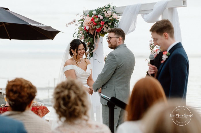 Beach wedding ceremony. Wedding photos on foggy beach. Mariage à l'Auberge des Îles au Lac-Saint-Jean. Photographe de mariage au Saguenay-Lac-Saint-Jean.