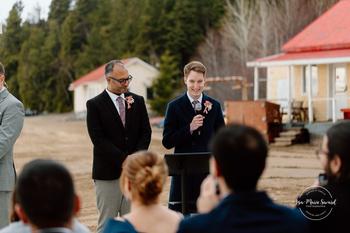 Beach wedding ceremony. Wedding photos on foggy beach. Mariage à l'Auberge des Îles au Lac-Saint-Jean. Photographe de mariage au Saguenay-Lac-Saint-Jean.