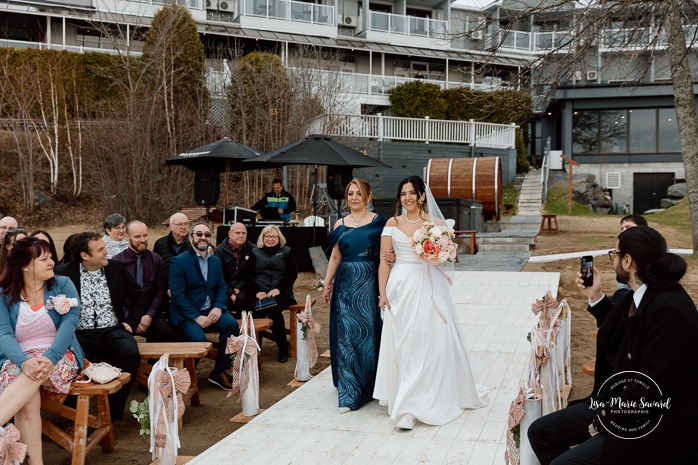 Beach wedding ceremony. Wedding photos on foggy beach. Mariage à l'Auberge des Îles au Lac-Saint-Jean. Photographe de mariage au Saguenay-Lac-Saint-Jean.