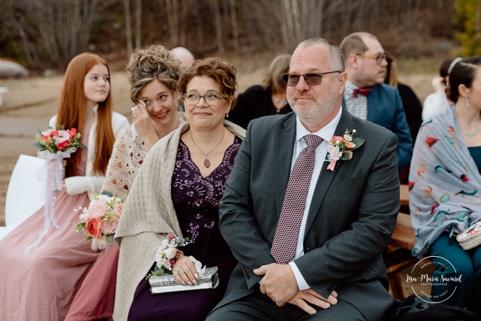 Beach wedding ceremony. Wedding photos on foggy beach. Mariage à l'Auberge des Îles au Lac-Saint-Jean. Photographe de mariage au Saguenay-Lac-Saint-Jean.