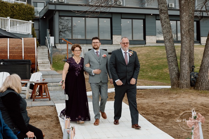 Beach wedding ceremony. Wedding photos on foggy beach. Mariage à l'Auberge des Îles au Lac-Saint-Jean. Photographe de mariage au Saguenay-Lac-Saint-Jean.