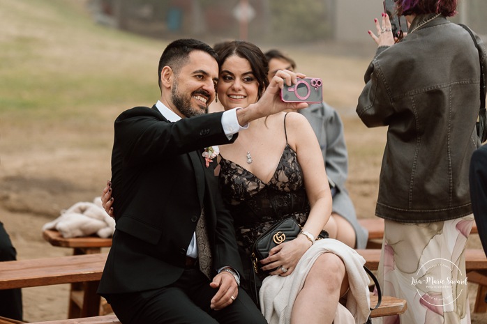 Beach wedding ceremony. Wedding photos on foggy beach. Mariage à l'Auberge des Îles au Lac-Saint-Jean. Photographe de mariage au Saguenay-Lac-Saint-Jean.