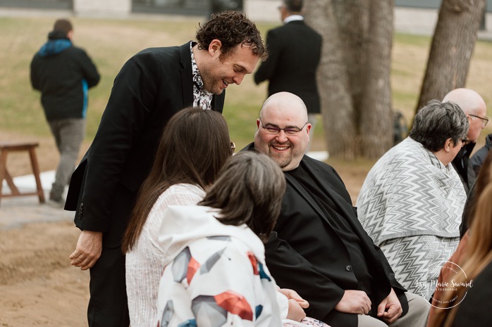 Beach wedding ceremony. Wedding photos on foggy beach. Mariage à l'Auberge des Îles au Lac-Saint-Jean. Photographe de mariage au Saguenay-Lac-Saint-Jean.