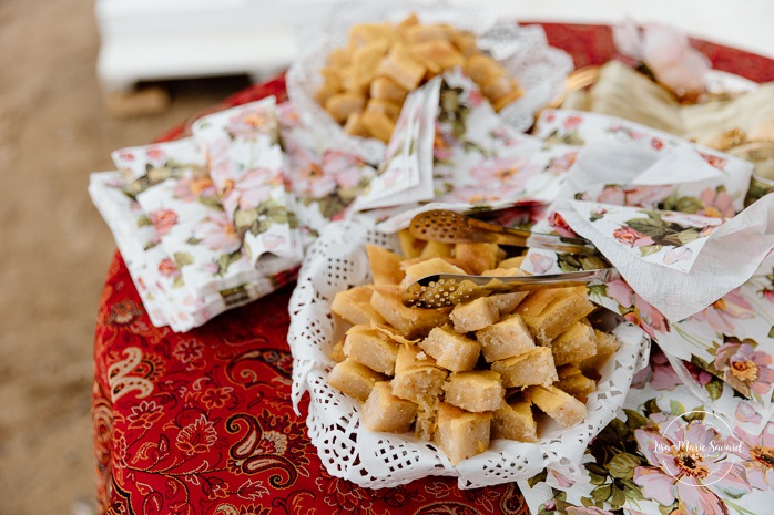 Beach wedding ceremony. Wedding photos on foggy beach. Mariage à l'Auberge des Îles au Lac-Saint-Jean. Photographe de mariage au Saguenay-Lac-Saint-Jean.