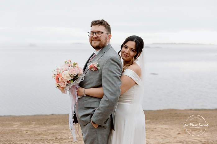 Beach wedding photos. Wedding photos on foggy beach. Mariage à l'Auberge des Îles au Lac-Saint-Jean. Photographe de mariage au Saguenay-Lac-Saint-Jean.