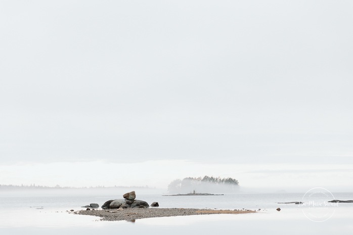 Private wedding vows on the beach. Beach wedding photos. Wedding photos on foggy beach. Mariage à l'Auberge des Îles au Lac-Saint-Jean. Photographe de mariage au Saguenay-Lac-Saint-Jean.