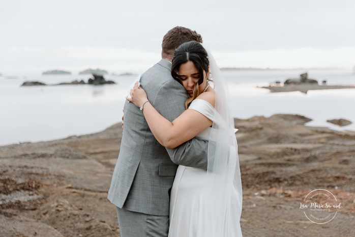 Private wedding vows on the beach. Beach wedding photos. Wedding photos on foggy beach. Mariage à l'Auberge des Îles au Lac-Saint-Jean. Photographe de mariage au Saguenay-Lac-Saint-Jean.