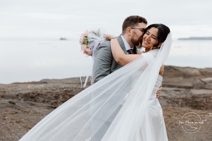 Beach wedding photos. Wedding photos on foggy beach. Mariage à l'Auberge des Îles au Lac-Saint-Jean. Photographe de mariage au Saguenay-Lac-Saint-Jean.