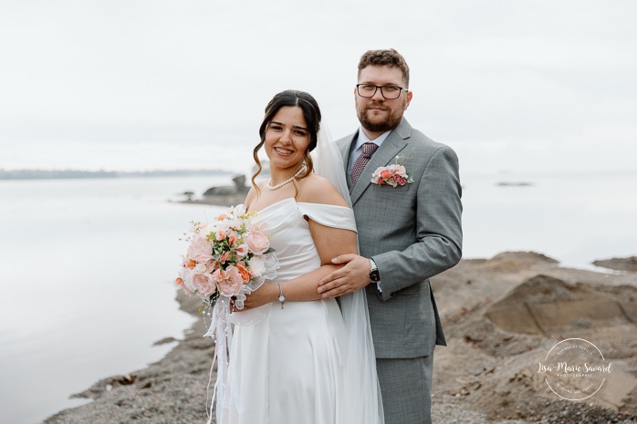 Beach wedding photos. Wedding photos on foggy beach. Mariage à l'Auberge des Îles au Lac-Saint-Jean. Photographe de mariage au Saguenay-Lac-Saint-Jean.