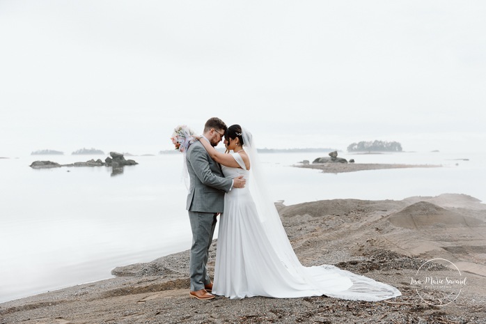 Beach wedding photos. Wedding photos on foggy beach. Mariage à l'Auberge des Îles au Lac-Saint-Jean. Photographe de mariage au Saguenay-Lac-Saint-Jean.