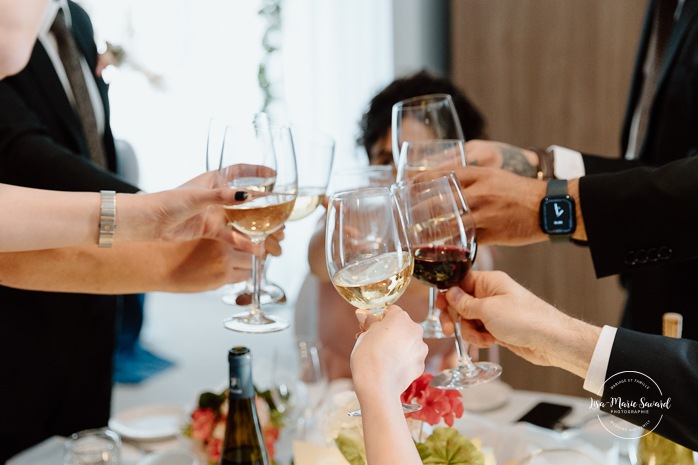 Indoor wedding reception in small venue. Mariage à l'Auberge des Îles au Lac-Saint-Jean. Photographe de mariage au Saguenay-Lac-Saint-Jean.