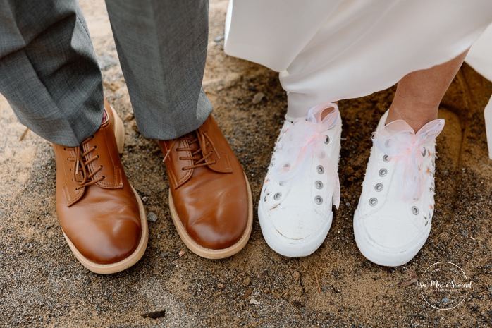 Beach wedding photos. Wedding photos on foggy beach. Mariage à l'Auberge des Îles au Lac-Saint-Jean. Photographe de mariage au Saguenay-Lac-Saint-Jean.
