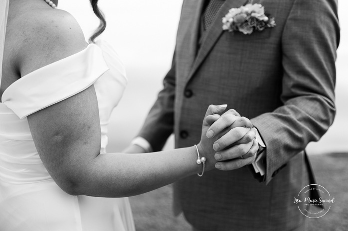 Wedding first look ideas. Wedding first look on foggy beach. Mariage à l'Auberge des Îles au Lac-Saint-Jean. Photographe de mariage au Saguenay-Lac-Saint-Jean.