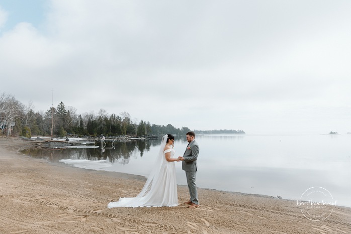 Wedding first look ideas. Wedding first look on foggy beach. Mariage à l'Auberge des Îles au Lac-Saint-Jean. Photographe de mariage au Saguenay-Lac-Saint-Jean.