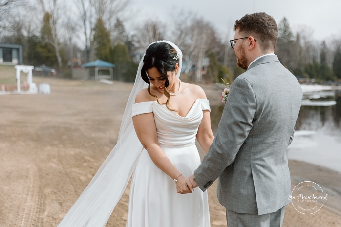 Wedding first look ideas. Wedding first look on foggy beach. Mariage à l'Auberge des Îles au Lac-Saint-Jean. Photographe de mariage au Saguenay-Lac-Saint-Jean.
