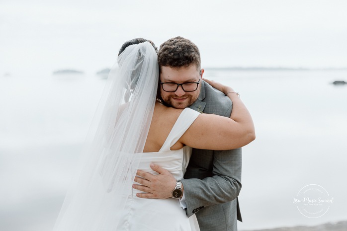 Wedding first look ideas. Wedding first look on foggy beach. Mariage à l'Auberge des Îles au Lac-Saint-Jean. Photographe de mariage au Saguenay-Lac-Saint-Jean.