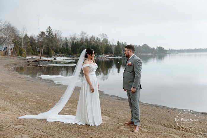 Wedding first look ideas. Wedding first look on foggy beach. Mariage à l'Auberge des Îles au Lac-Saint-Jean. Photographe de mariage au Saguenay-Lac-Saint-Jean.