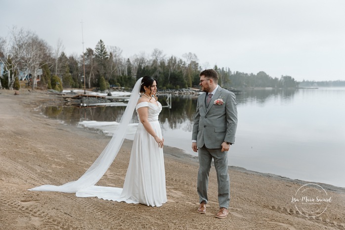 Wedding first look ideas. Wedding first look on foggy beach. Mariage à l'Auberge des Îles au Lac-Saint-Jean. Photographe de mariage au Saguenay-Lac-Saint-Jean.