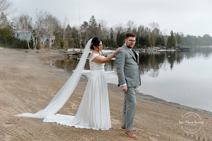 Wedding first look ideas. Wedding first look on foggy beach. Mariage à l'Auberge des Îles au Lac-Saint-Jean. Photographe de mariage au Saguenay-Lac-Saint-Jean.