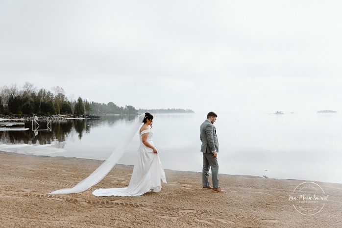 Wedding first look ideas. Wedding first look on foggy beach. Mariage à l'Auberge des Îles au Lac-Saint-Jean. Photographe de mariage au Saguenay-Lac-Saint-Jean.