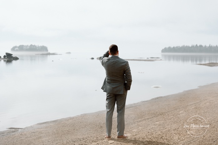 Wedding first look ideas. Wedding first look on foggy beach. Mariage à l'Auberge des Îles au Lac-Saint-Jean. Photographe de mariage au Saguenay-Lac-Saint-Jean.